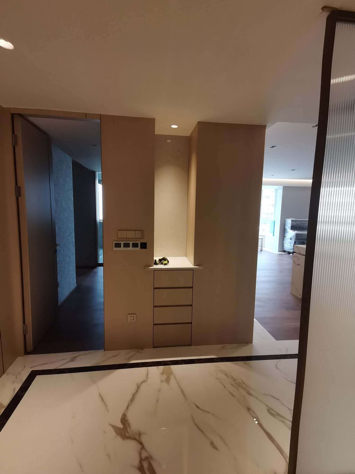 华丽家族古北花园 玄关 定制抽屉小柜体及周边护墙板