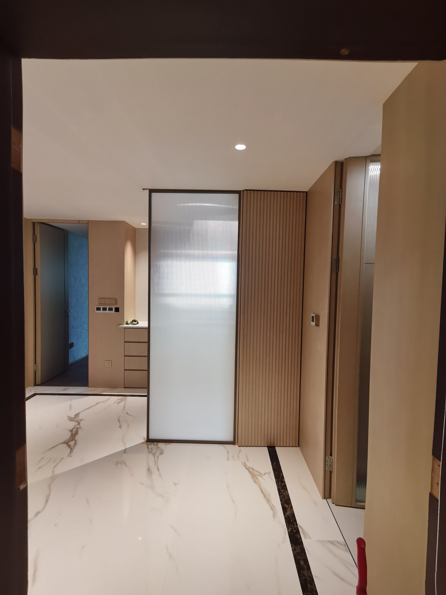 华丽家族古北花园 玄关 长虹玻璃隔断搭配格栅木饰墙板及柜体
