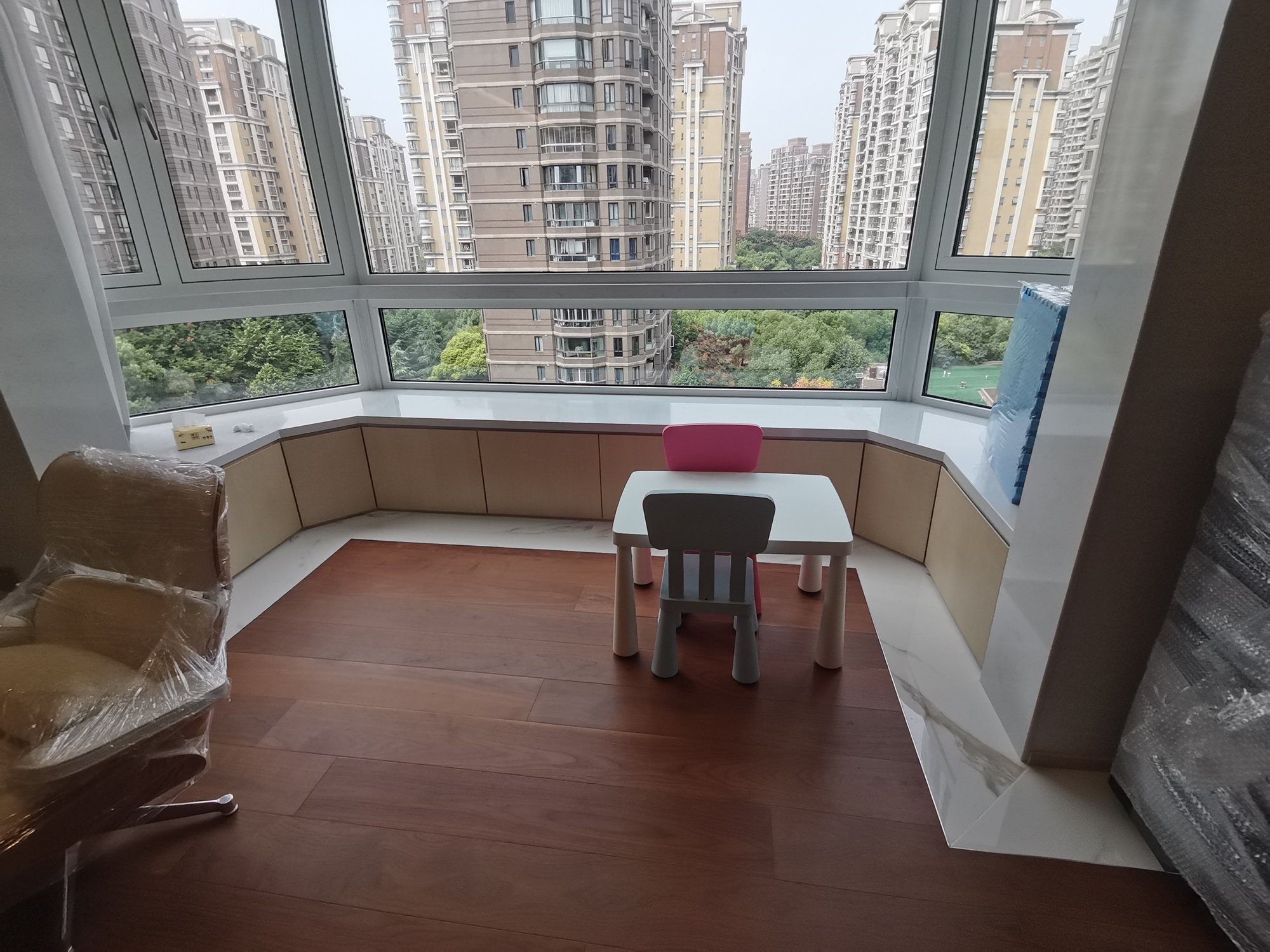 华丽家族古北花园 阳台 沿窗定制木质收纳柜体
